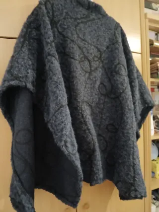 Capa elegante gris y negra