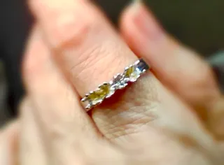 Anillo de plata con engastes