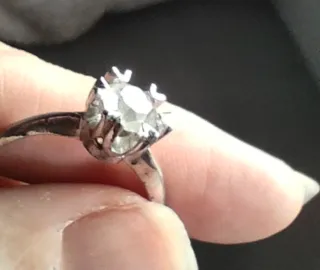 Anillo de plata con engastes