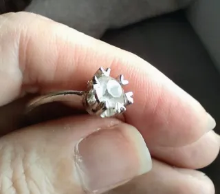 Anillo de plata con engastes
