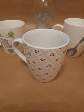 Juego 4 tazas de cerámica y botella cristal.