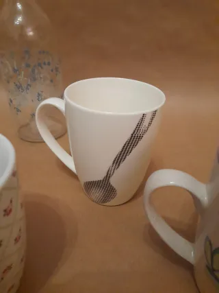 Juego 4 tazas de cerámica y botella cristal.