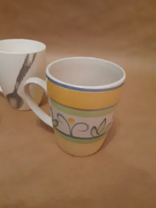 Juego 4 tazas de cerámica y botella cristal.