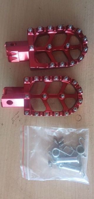 Estriberas rojas metal para moto