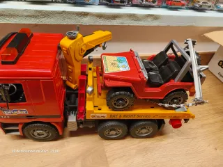 Camión grúa Bruder Mercedes con Jeep