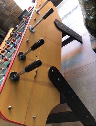 Futbolín de madera con patas negras