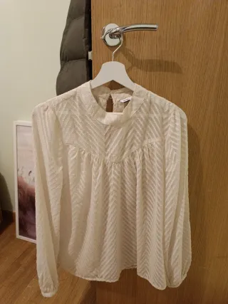 Camisa blanca con cuello alto