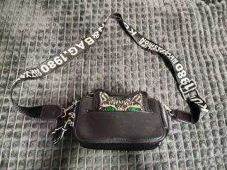 Bolso negro con monedero de gato