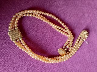 Collar de perlas de tres hilos