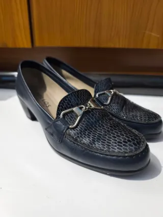 Zapatos de tacón azul con detalle plateado