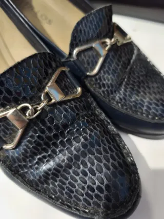 Zapatos de tacón azul con detalle plateado