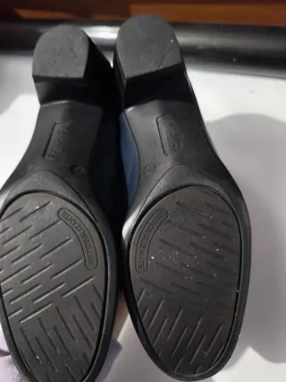 Zapatos de tacón azul con detalle plateado