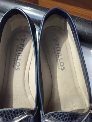 Zapatos de tacón azul con detalle plateado