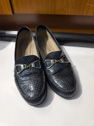 Zapatos de tacón azul con detalle plateado