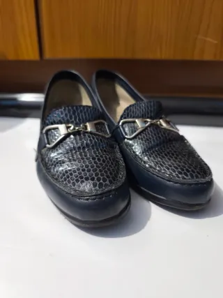 Zapatos de tacón azul con detalle plateado