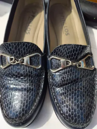 Zapatos de tacón azul con detalle plateado