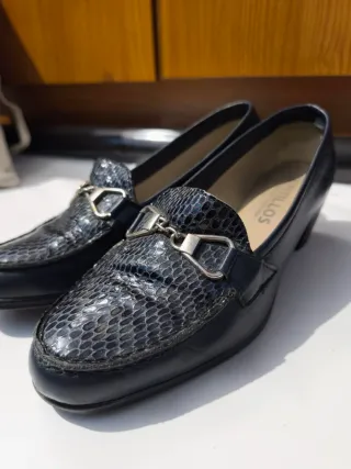 Zapatos de tacón azul con detalle plateado