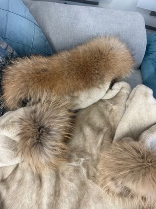 Elegante abrigo de lujo con capucha de piel nnatur