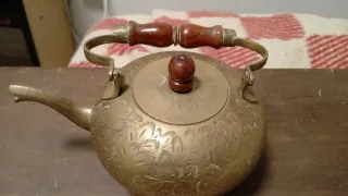 Tetera de latón antigua con asa de madera