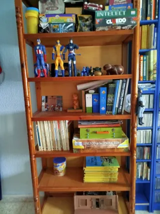 PRECIOSA Estantería de madera maciza.