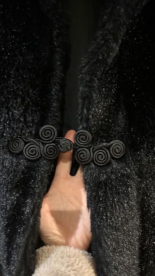 Casaco comprido pêlo sintético preto