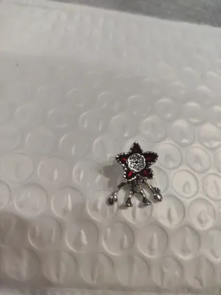 Charm Demogorgon Stranger Things, de plata.