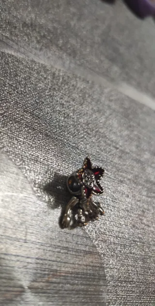 Charm Demogorgon Stranger Things, de plata.