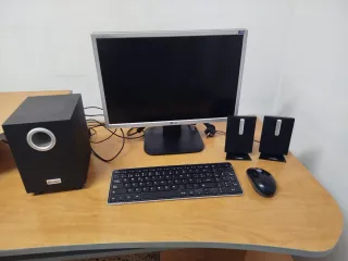 URGE Escritorio con Monitor, Teclado y Altavoces