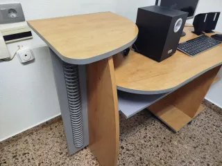 URGE Escritorio con Monitor, Teclado y Altavoces