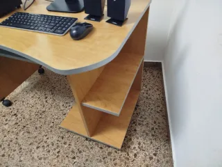 URGE Escritorio con Monitor, Teclado y Altavoces