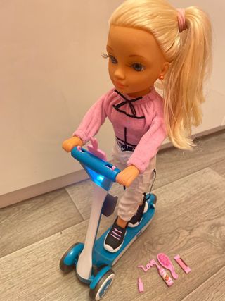 Nancy con patinete con luces