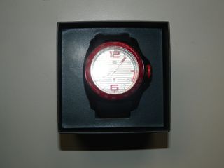 Reloj Tommy Hilfiger Negro y Rojo sin pila nuevo
