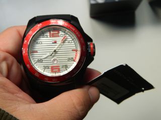 Reloj Tommy Hilfiger Negro y Rojo sin pila nuevo