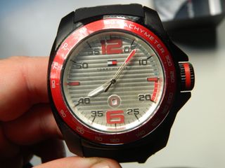 Reloj Tommy Hilfiger Negro y Rojo sin pila nuevo