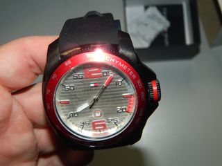 Reloj Tommy Hilfiger Negro y Rojo sin pila nuevo