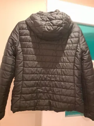 Plumas negra con capucha