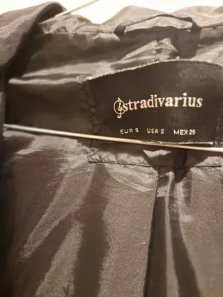 Plumas negra con capucha