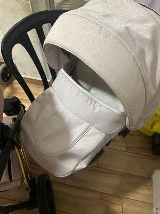 Carro de bebé rosa con bolso