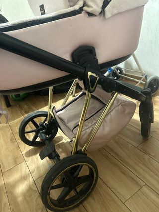 Carro de bebé rosa con bolso