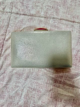 Bolso de mano dorado con pedrería