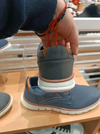 Zapatos casuales grises y marrones diferentes tall