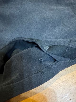 Pantalón Nike Azul con agujero en bolsillo