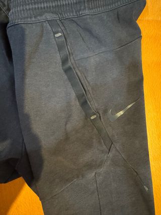 Pantalón Nike Azul con agujero en bolsillo