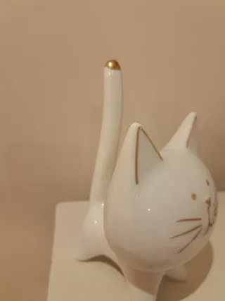 Anillero gato blanco con detalles dorados