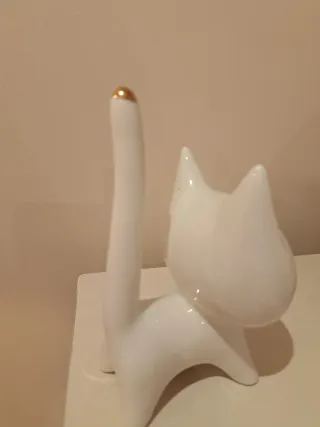 Anillero gato blanco con detalles dorados