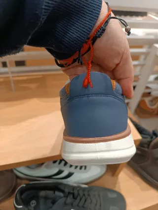 Zapatos casuales azules y marrones diferentes tall