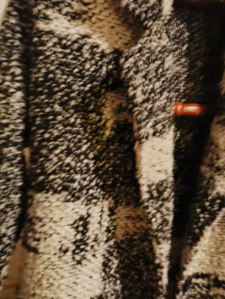 Abrigo nudos blanco y negro talla única