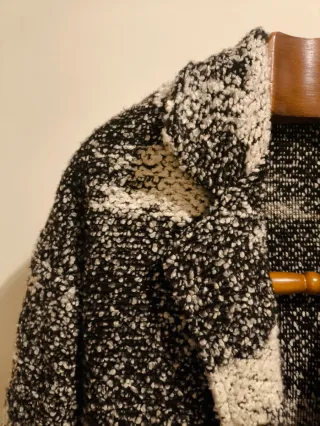 Abrigo nudos blanco y negro talla única