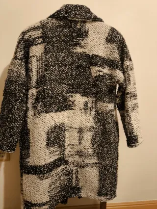 Abrigo nudos blanco y negro talla única