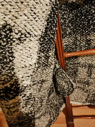 Abrigo nudos blanco y negro talla única